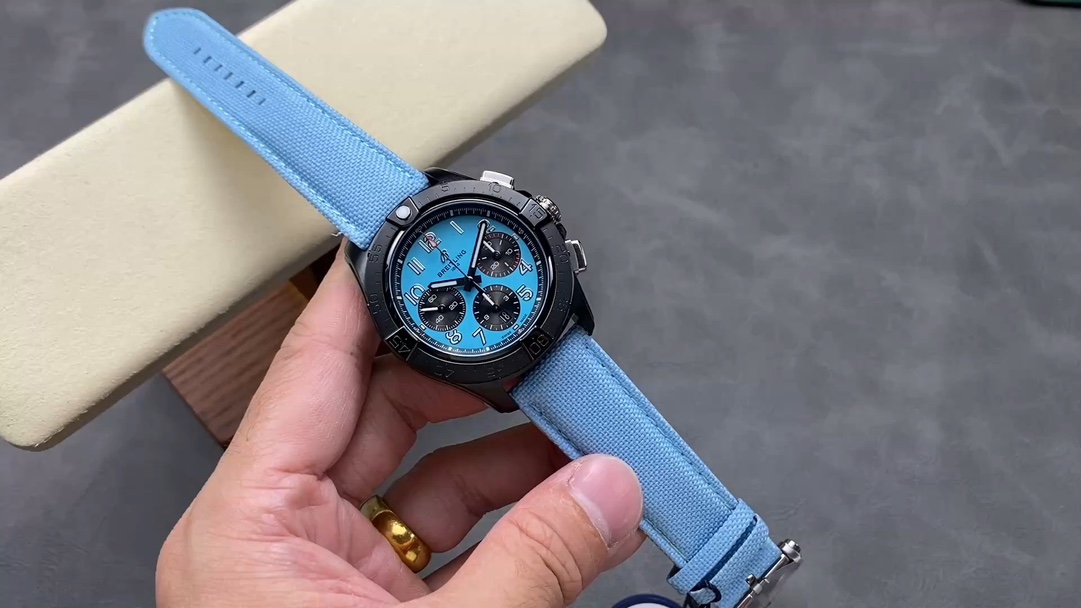 Replica Breitling Super Avenger Chronograph 48 V13375101C1X1
